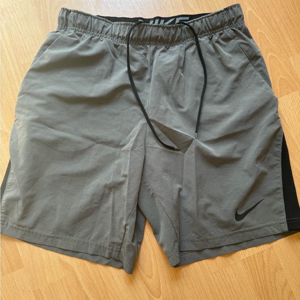 MENS NIKE DRI FIT SHORTS 7” grey/black